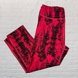 Under Armour Pink & Black Abstract Compression Activewear Capri Pants in Small